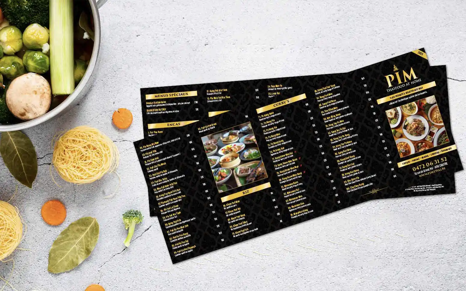 Mise en page du menu pour le traiteur Pimthai, réalisée par Graficart